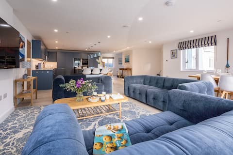 The Old Pottery: 6‑Bed Beach House Rhosneigr