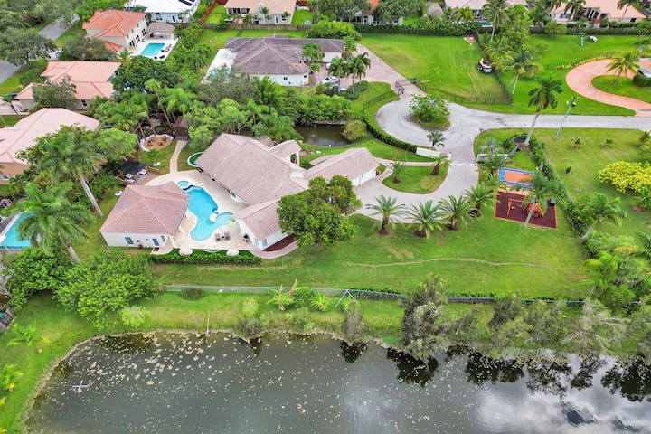 The Grand Luxe 8BR Villa w POOL and basketball