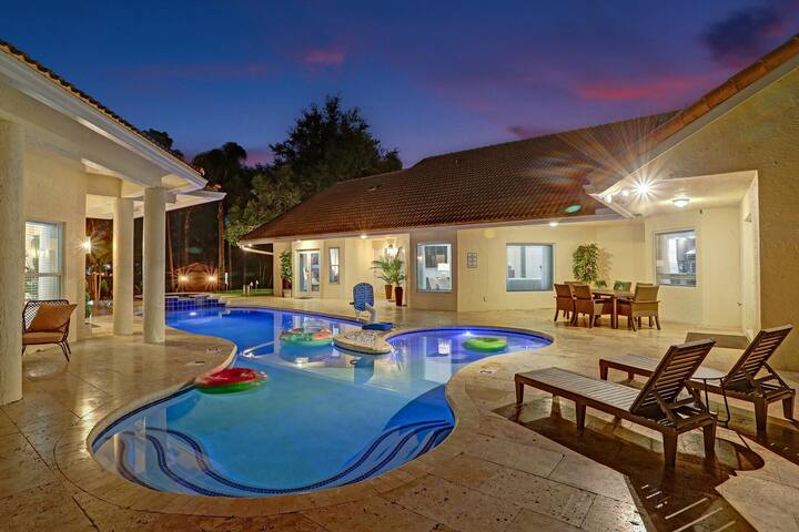 The Grand Luxe 8BR Villa w POOL and basketball gallery image 3