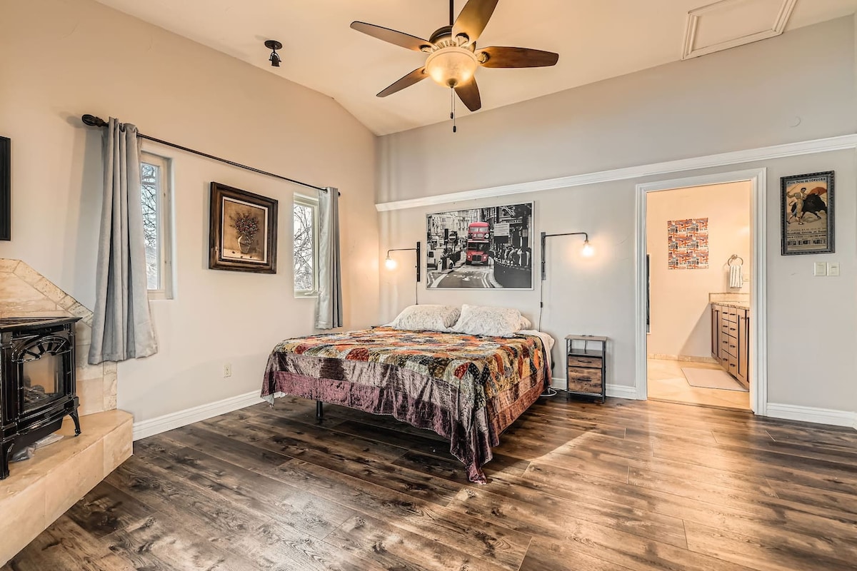 Primarna spavaća zona apartmana prostrana je i ispunjena prirodnim svjetlom. Plinski kamin.