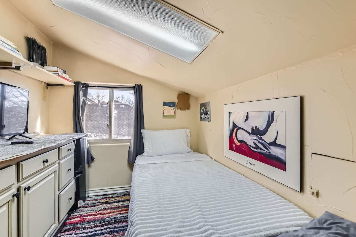 Drugi krevet ima grijalicu i klima-uređaj. U prostoru je toplije/hladnije nego u ostatku prostora