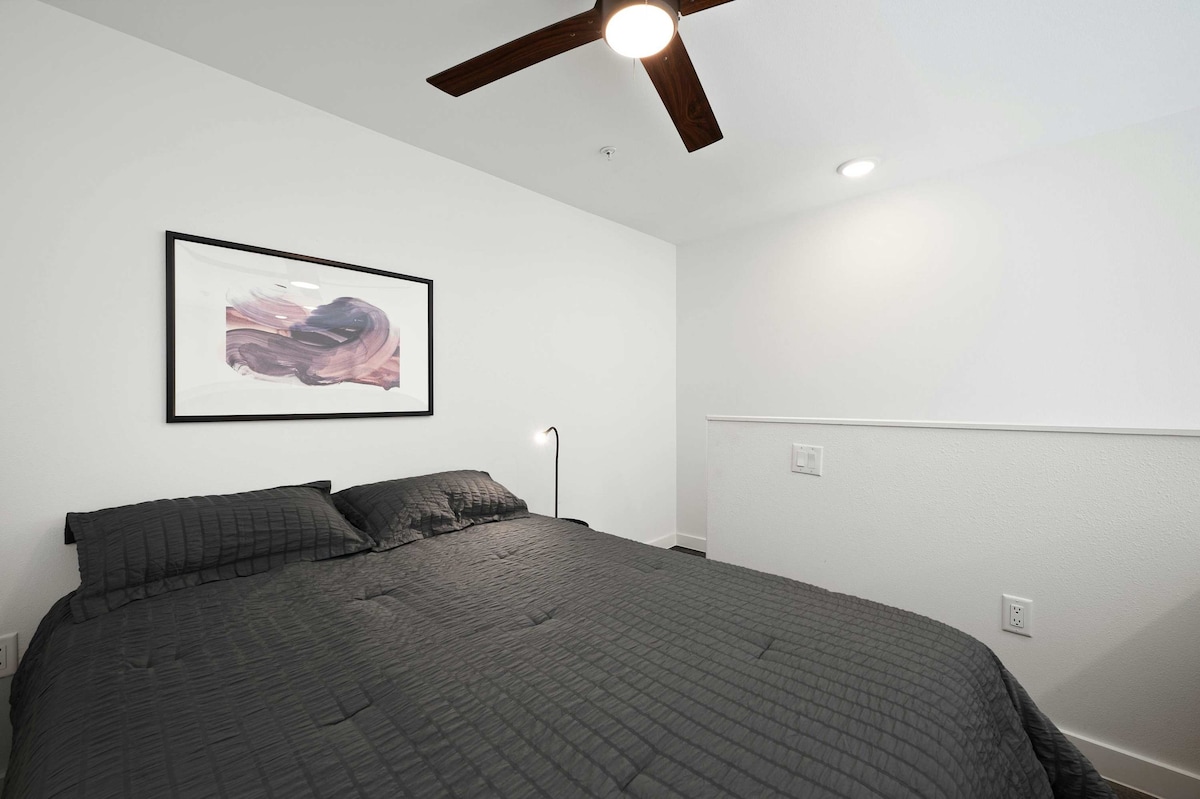 Charming Loft in DT ATX | Short Walk to Rainey St
