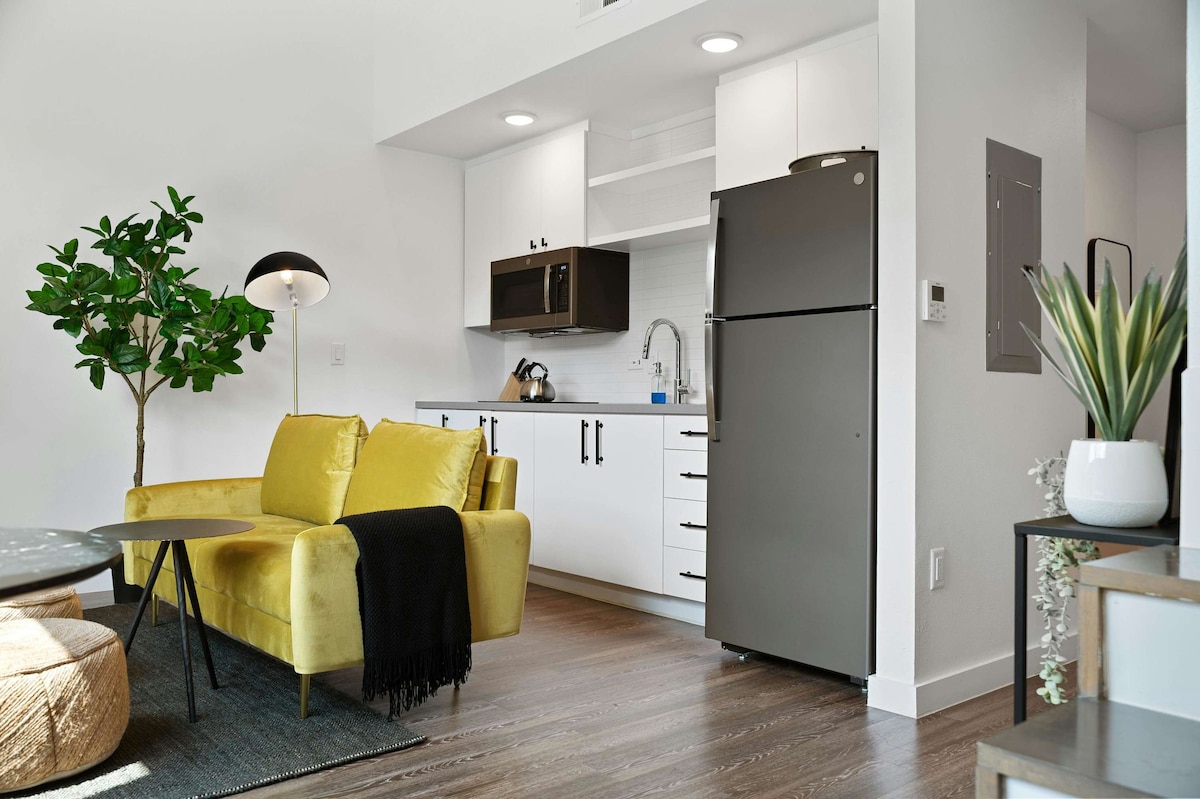 Charming Loft in DT ATX | Short Walk to Rainey St