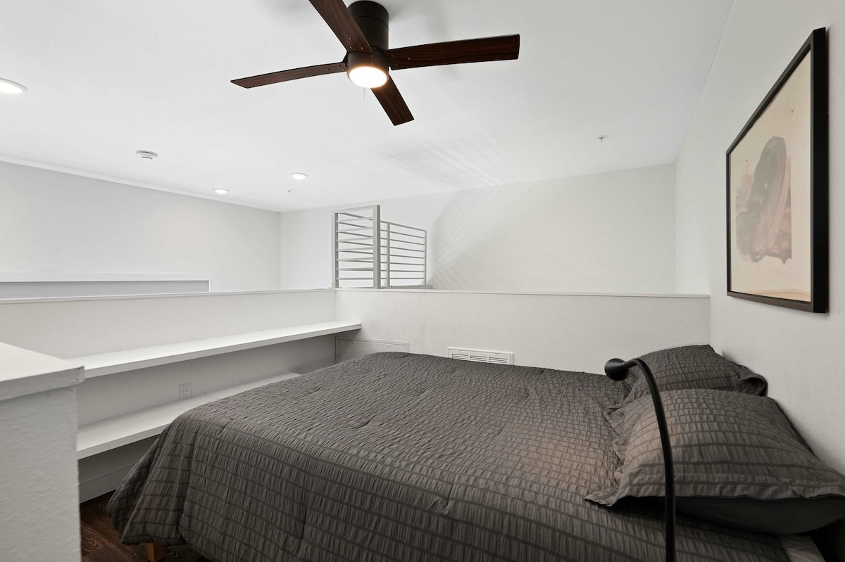 Charming Loft in DT ATX | Short Walk to Rainey St