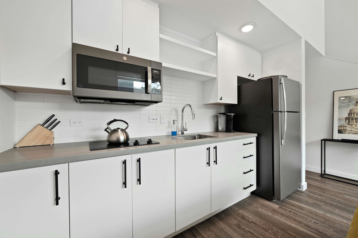 Charming Loft in DT ATX | Short Walk to Rainey St