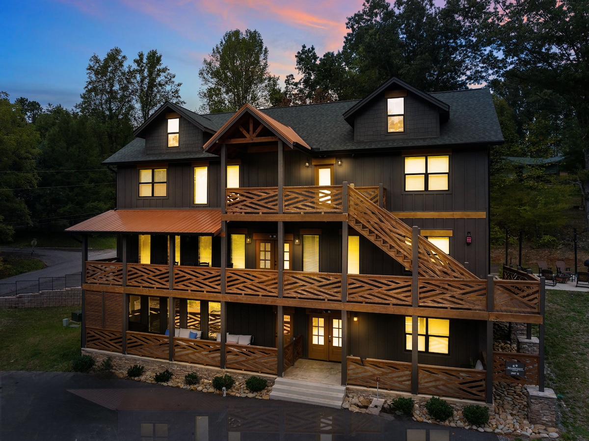Bearfoot Lodge - 8 bedrooms and a Pool!