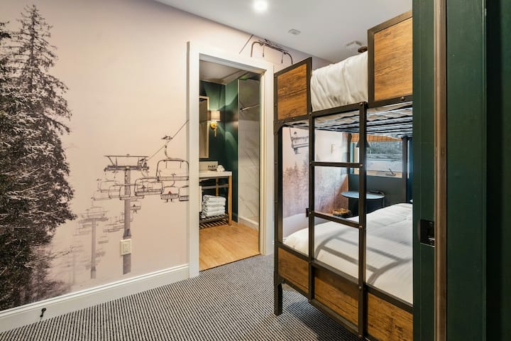 חדר קומתיים עם נוף
להתכרבל במיטות קומתיים בסגנון תעשייתי עם גימורי עץ ומתכת. ציור קיר שובב וסוויטה פרטית מוסיפים אופי למפלט הקומפקטי הזה.