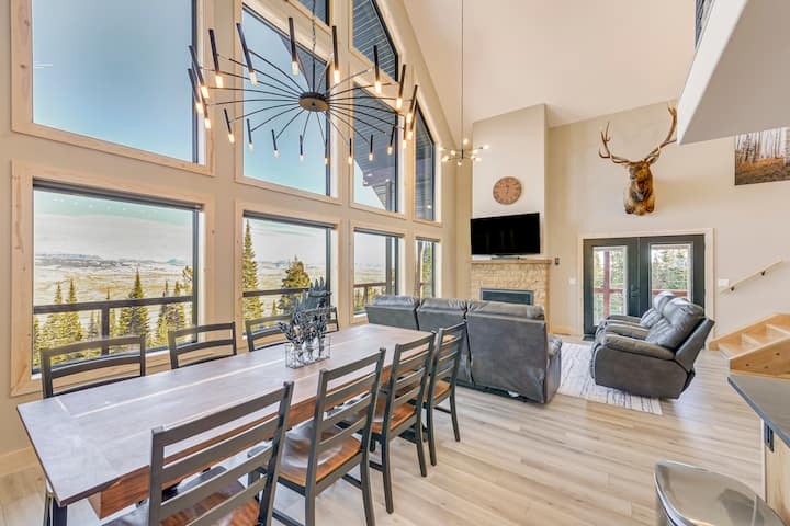Views, Trails, Hot Tub & More: Luxe Wyoming Oasis
