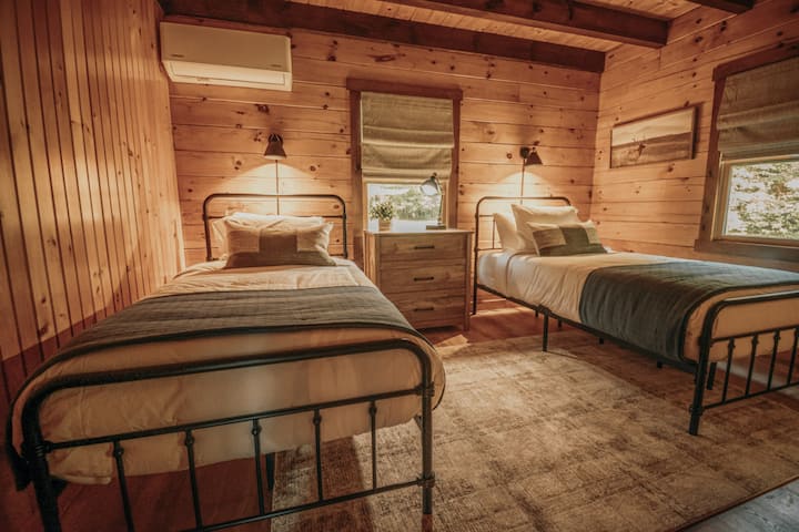 Tweepersoonskamer met warme inrichting