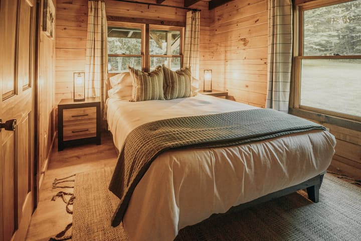 Gezellige slaapkamer met queensize bed