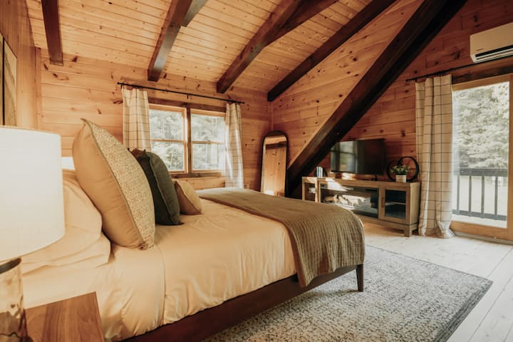 Loftslaapkamer met balkontoegang