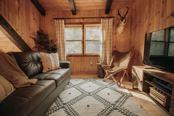 Woonkamer met bank en tv