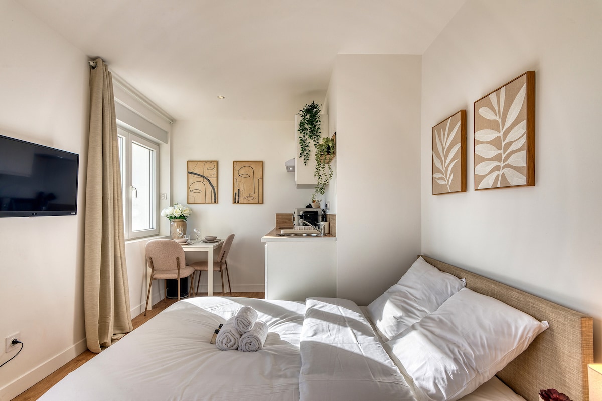 Annonce Airbnb populaire: La Suite Crème - Metro D - Vénissieux Train Station à Vénissieux