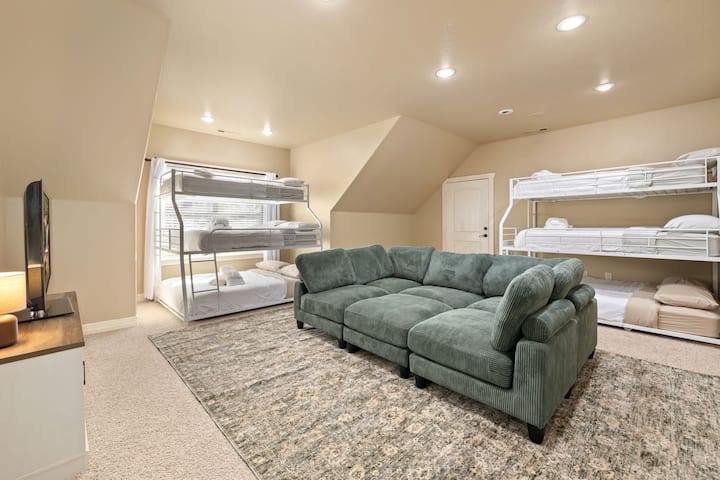 Dhoma jonë e katërt e gjumit është lart dhe ka një televizor inteligjent, divan dhe 2 krevate marinarë që flenë 5 persona (Queen, Full, Twin).