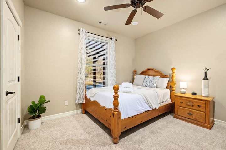 Dhoma jonë e tretë e gjumit ka një krevat dopio "Queen", dollap dhe banjë en suite që hapet gjithashtu në korridor.