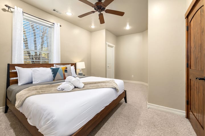 Dhoma jonë e dytë e gjumit ka një krevat dopio "King", dollap dhe banjë en suite.