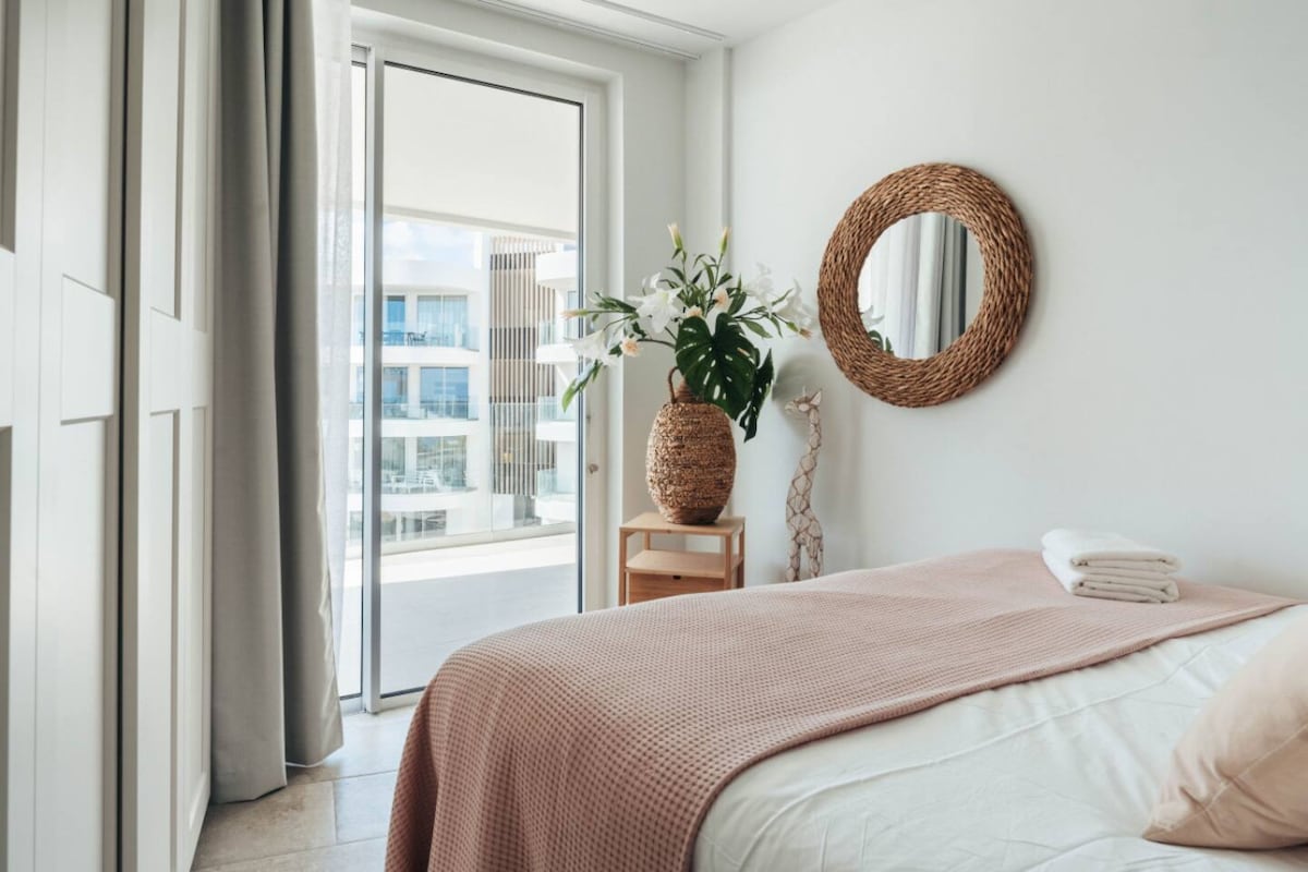 Დატკბით მყუდრო დასვენებით ამ ლამაზად მოპირკეთებულ საძინებელში, რომელიც ელეგანტური დეკორითა და გამაგრილებელი ხედებით გამოირჩევა.