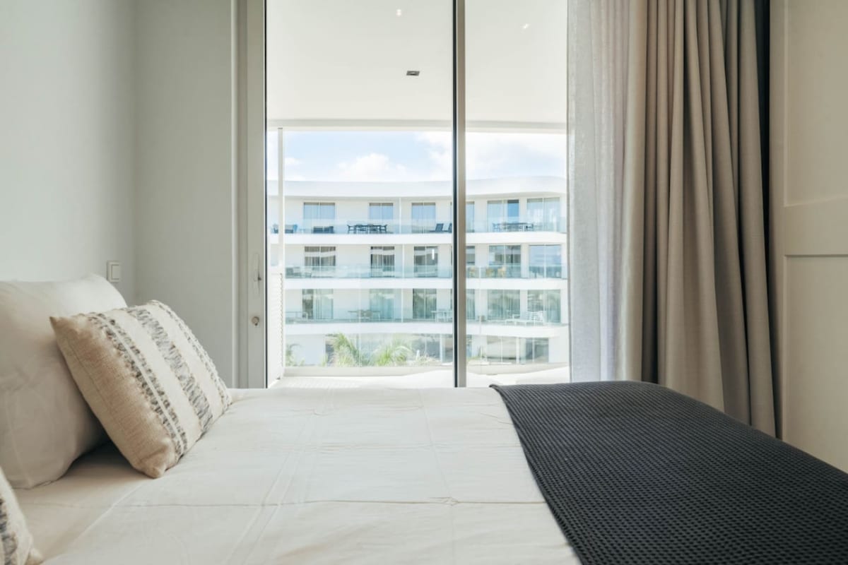 Დატკბით ლუქს-კლასის და განსაცვიფრებელი ხედებით ამ თანამედროვე სანაპიროზე, პლაჟიდან რამდენიმე ნაბიჯში.