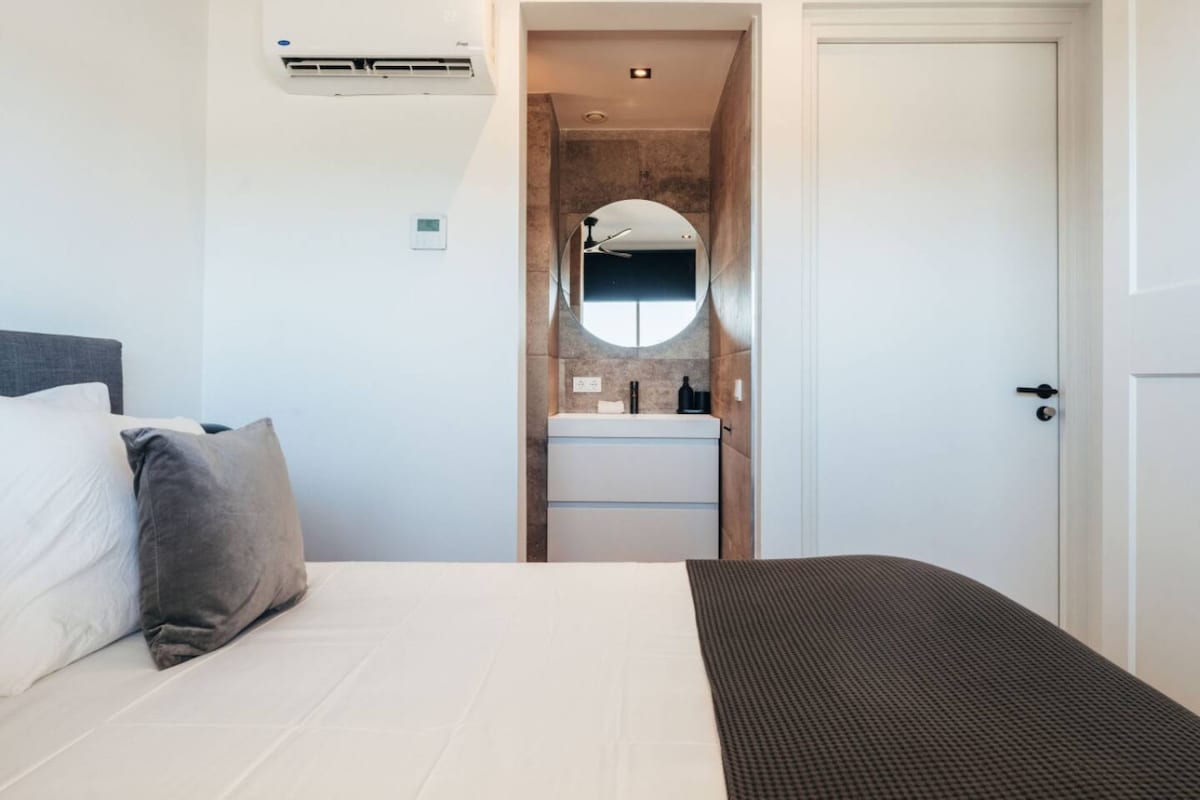 Დაისვენეთ ამ მიმზიდველ საძინებელში თანამედროვე დეკორით, რომელიც აღჭურვილია სააბაზანოთი და უნიტაზით თქვენი კომფორტისთვის.