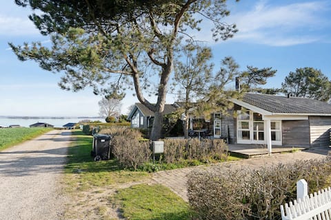 Cozy summer cottage with sea view