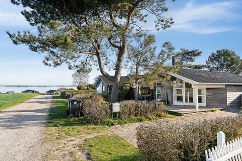 Cozy summer cottage with sea view