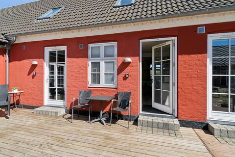 Holiday apartment for 4 with shared pool