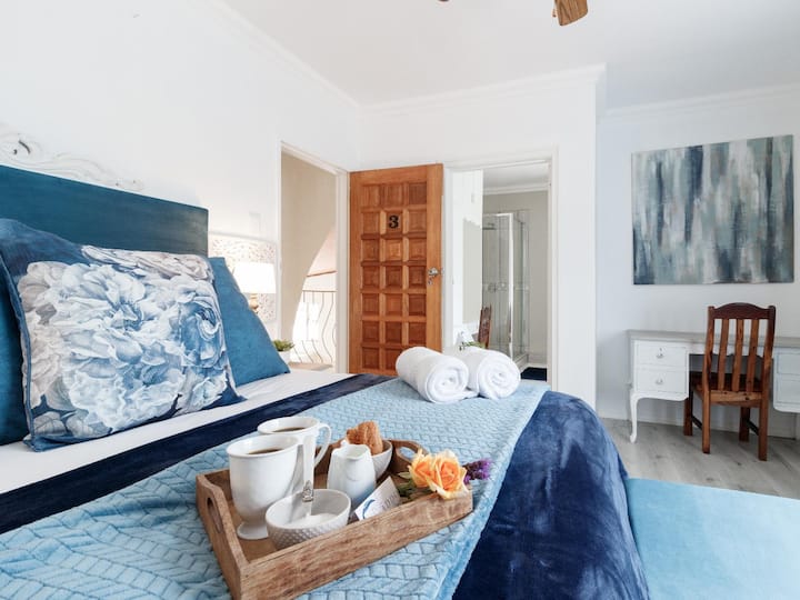 % {new Queen Room photo 1