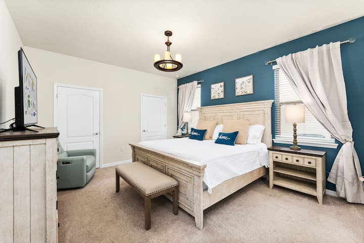 בחדר השינה הראשי שלנו יש חדר רחצה פרטי משלו עם גישה לאזור הבריכה.