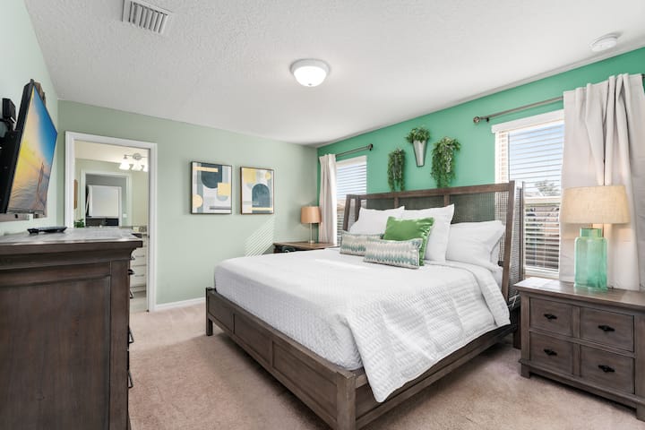 לנוח במיטות האיכותיות שלנו אחרי יום ארוך בפארקים.