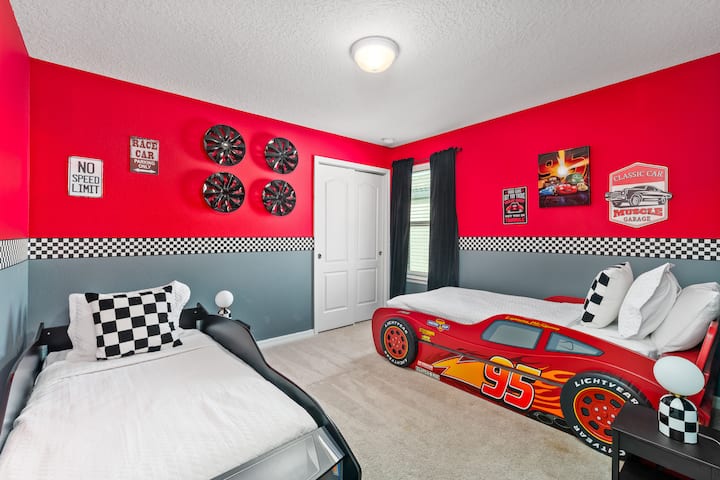 החדר התוסס והמשעשע הזה נועד להצית את הדמיון של הקטנטנים שלכם ושל הצעירים שבלב.