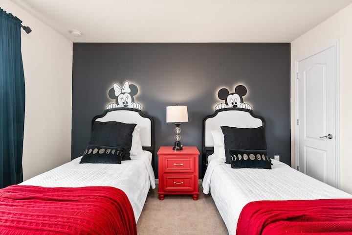 לנוח במיטות האיכותיות שלנו אחרי יום ארוך בפארקים.