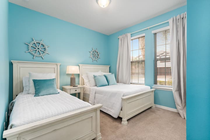 לנוח במיטות האיכותיות שלנו אחרי יום ארוך בפארקים.