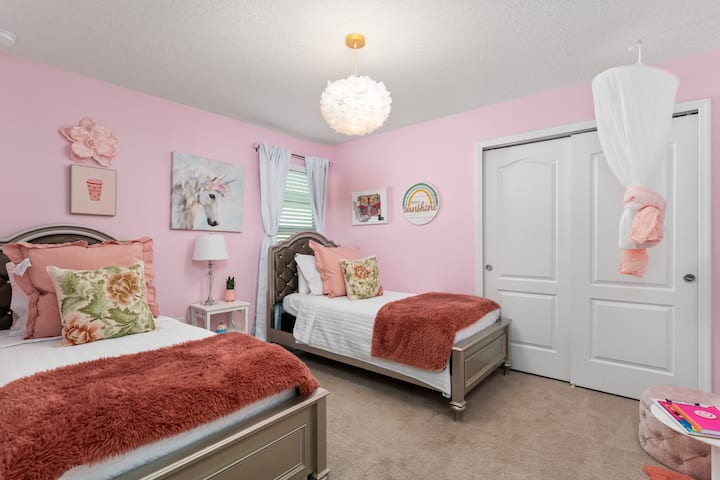 החדר הזה מפגין קסם, ויוצר מקום מפלט קסום ורגוע.