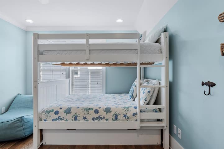 Bunk Room-top twin, bottom full, twin pull out trundle
