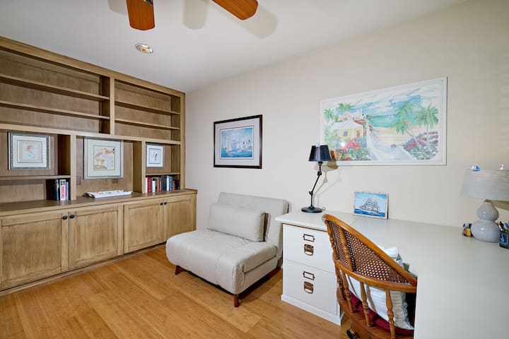 разтегателен диван, работно бюро и стол в трета стая