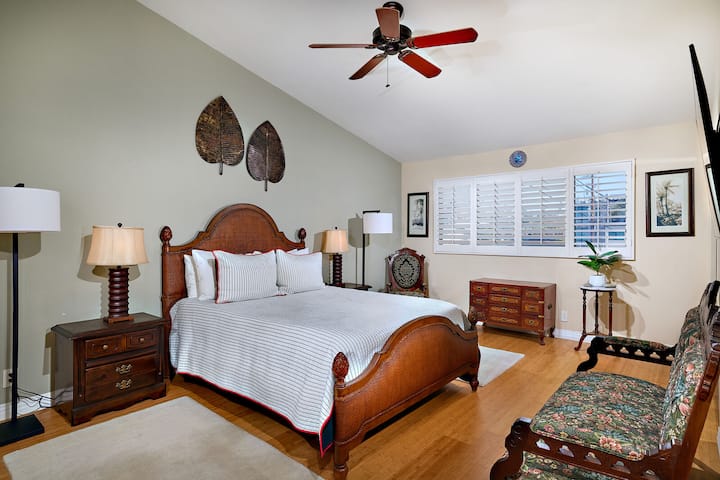 Голямо двойно легло queen size, със смарт телевизор