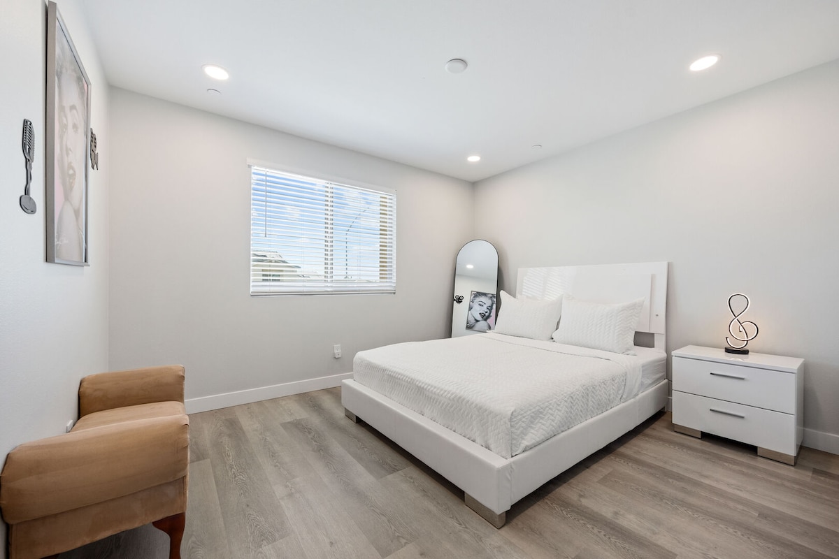 Во спалната соба има брачен кревет (широк 150 – 179 см).