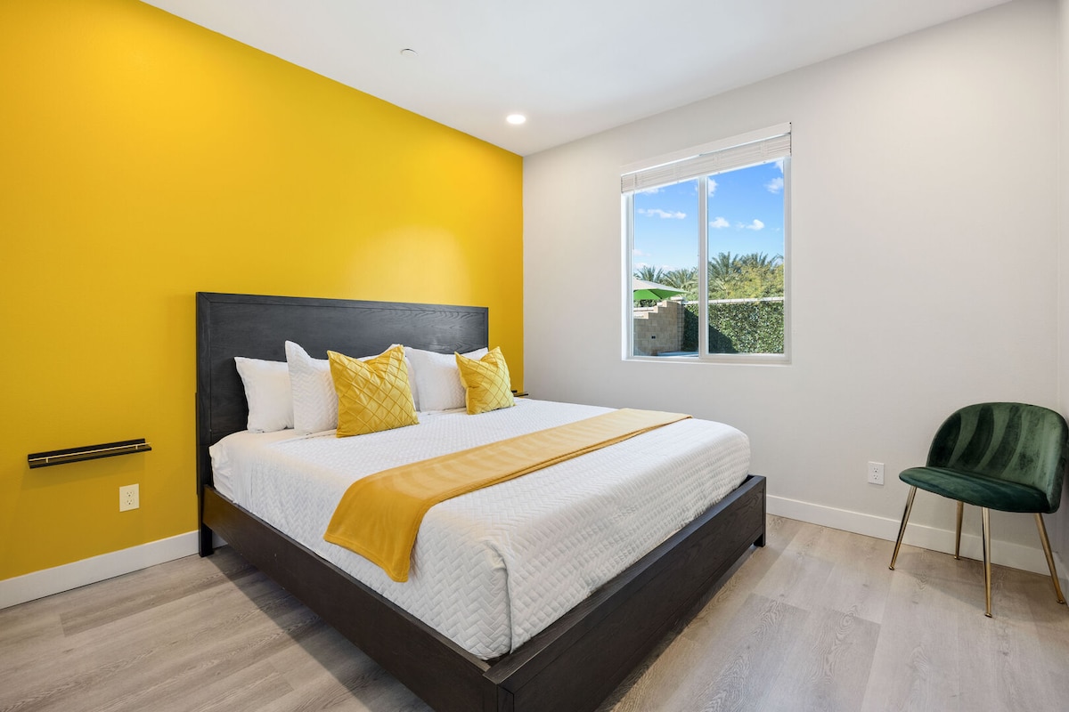 Во спалната соба има брачен кревет (широк 180 – 200 см).