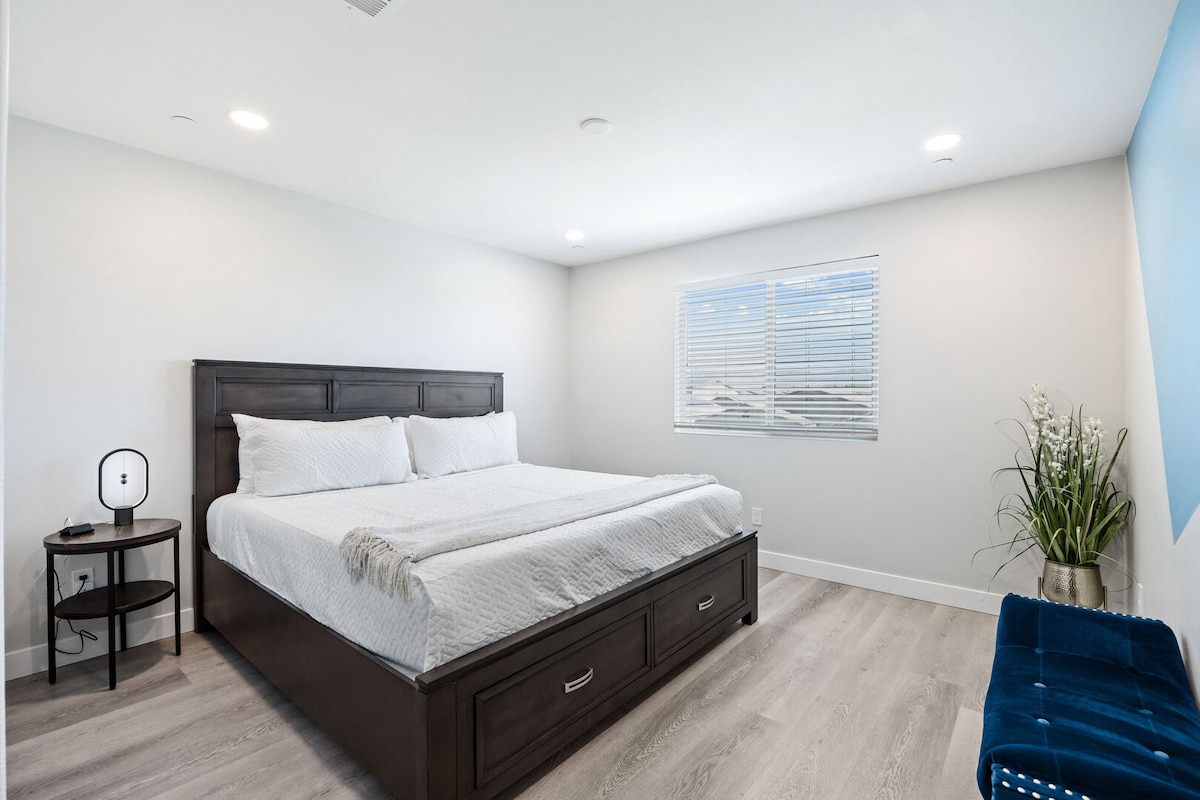 Во спалната соба има брачен кревет (широк 180 – 200 см).