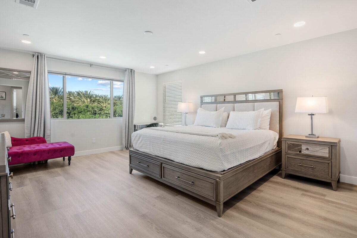 Разбудете се освежени во вашето сместување со огромен кревет.