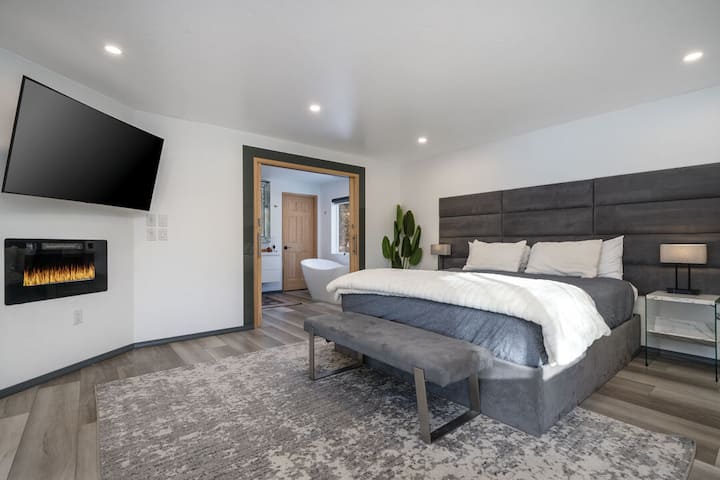 Primary Bedroom | King-sized Bed | En-suite Bathroom | Upper Level