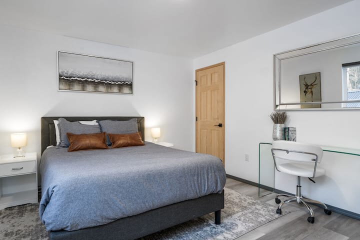 Nice Sized Room With a Desk | Double-sized Bed | En-suite Bathroom | Upper Level