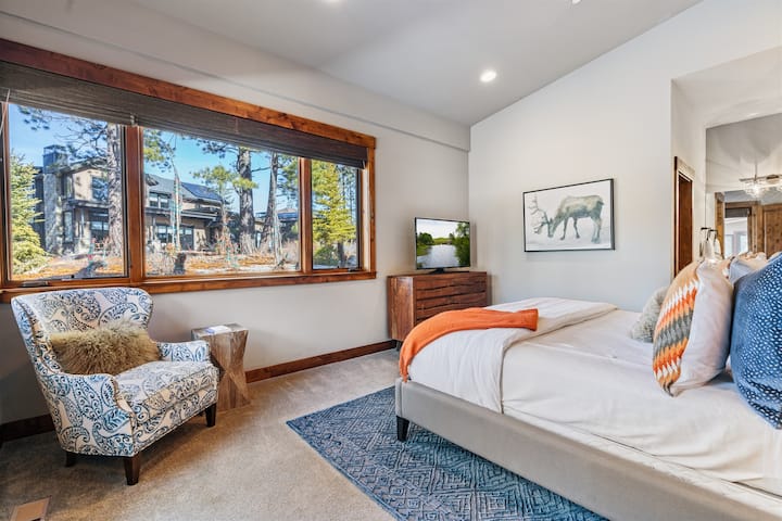 Tämä ensimmäisen kerroksen makuuhuone tarjoaa erinomaista mukavuutta, ja siinä on pehmeä king-vuode, 49tuuman älytelevisio ja oma kylpyhuone. Herää upeisiin näkymiin suoraan huoneestasi ja astu ulos patiolle nauttimaan Schaffer's Millin kauneudesta.