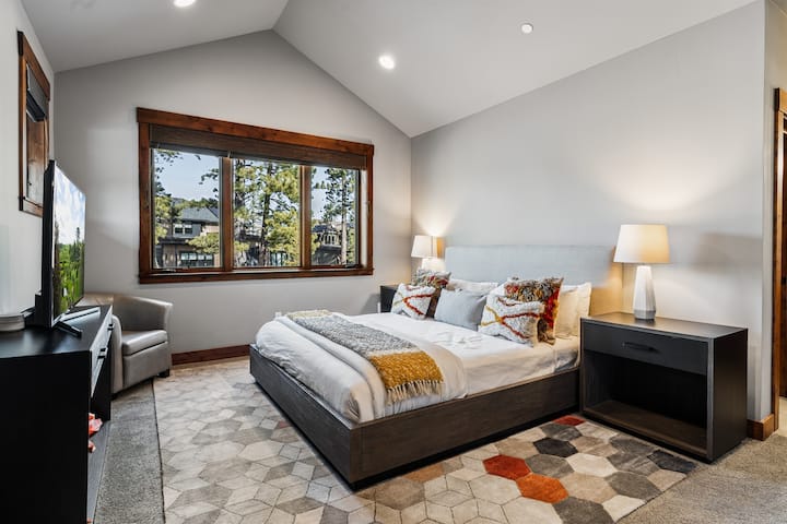 Tässä ylellisessä yläkerran master-sviitissä on pehmeä king-vuode, 49tuuman älytelevisio ja oma kylpyhuone, joka tarjoaa rauhallisen retriitin, joka sopii täydellisesti rentoutumiseen Tahoen seikkailupäivän jälkeen.