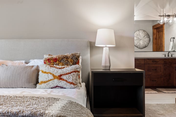 يتميز هذا الجناح الرئيسي الفاخر في الطابق العلوي بسرير كينج فاخر وتلفزيون ذكي 49بوصة وحمام داخلي، مما يوفر ملاذًا هادئًا مثاليًا للاسترخاء بعد يوم من مغامرات تاهو.