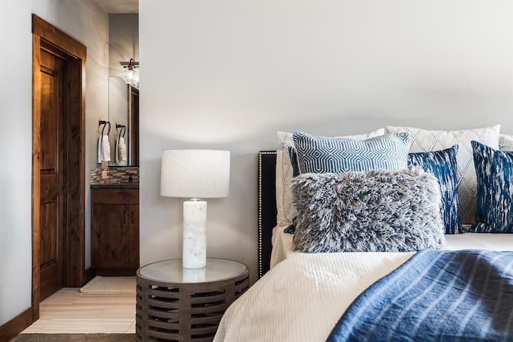 يتميز هذا الجناح الرئيسي الفاخر في الطابق العلوي بسرير كينج فاخر وتلفزيون ذكي مقاس 49بوصة وحمام داخلي، مما يجعله ملاذًا هادئًا بعد يوم من مغامرات تاهو.