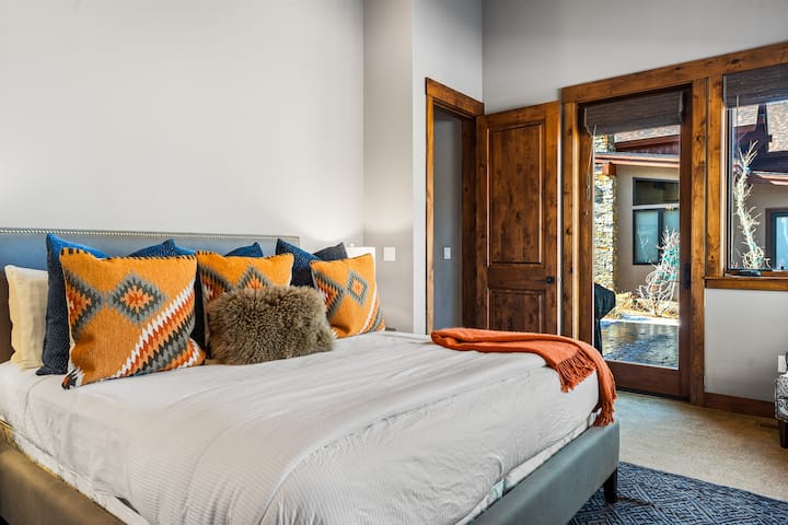 توفر غرفة النوم هذه في الطابق الأول راحة مطلقة مع سرير فخم بمقاس كينج وتلفزيون ذكي 49بوصة وحمام داخلي. استيقظ على مناظر خلابة مباشرة من غرفتك، واخرج إلى الفناء للاستمتاع بجمال مطحنة شافر.