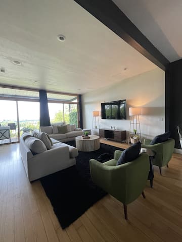 Luxury Stay w/ Large Rooms & Blackout Curtains gallery image 4