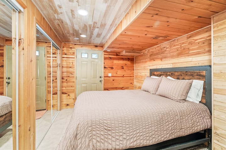 Nederste etage - seng med 2 queensize-senge