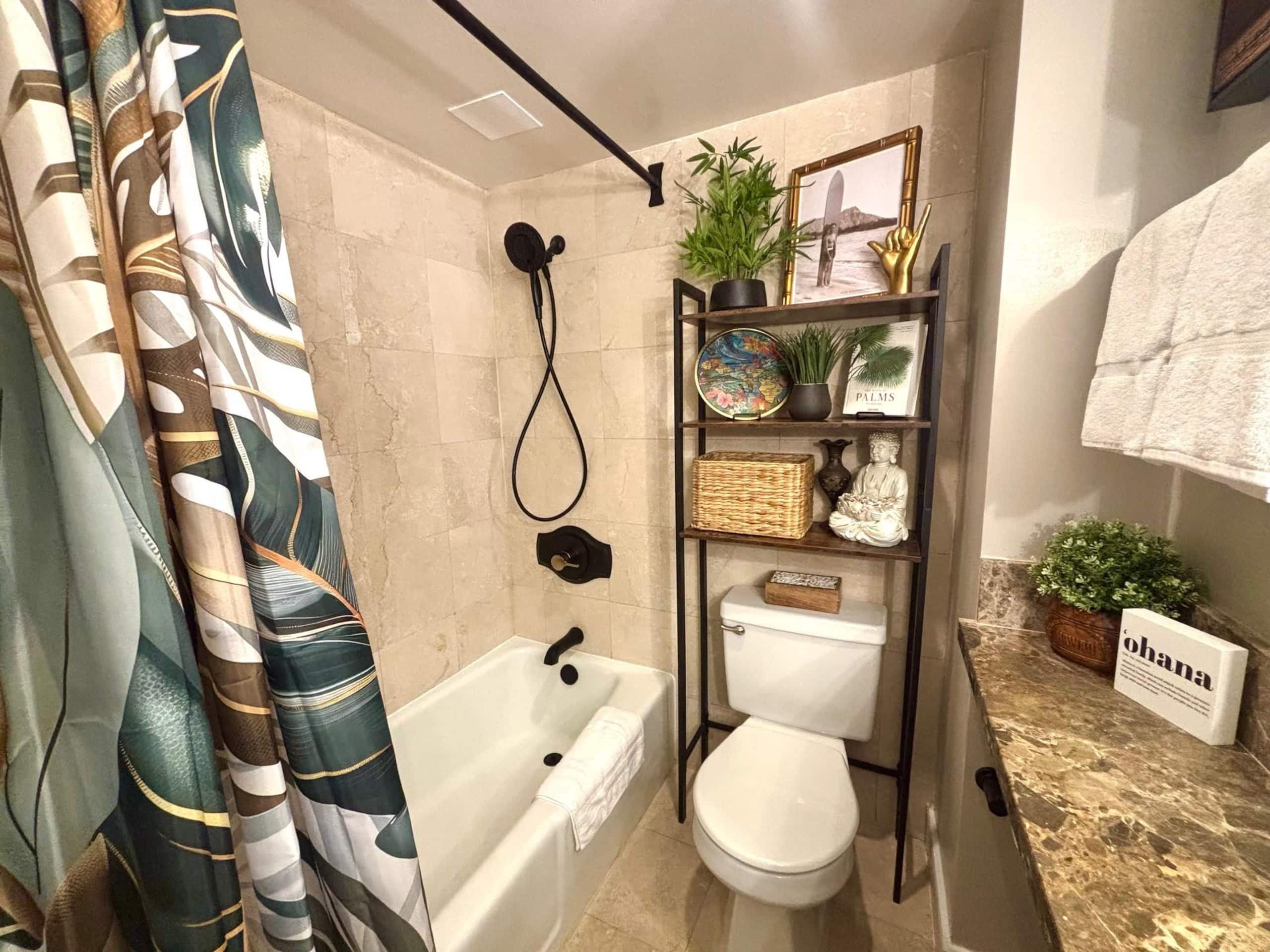 Condo in Honolulu · ★4.84 · Studio · 1 bed · 1 private bath - Image 6